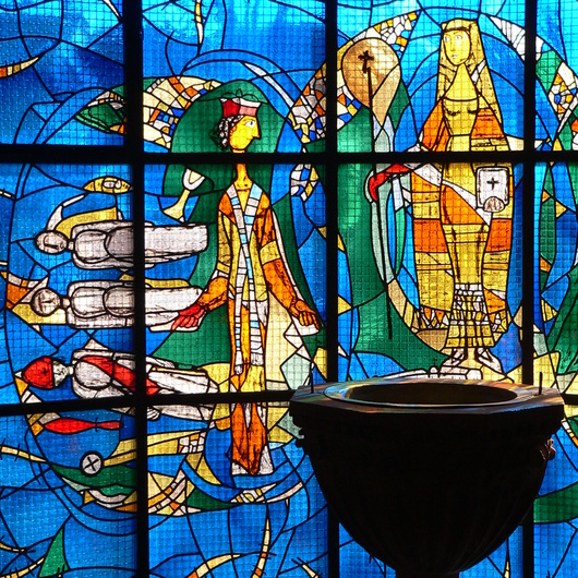 Glasfenster in der Karlburger Pfarrkirche